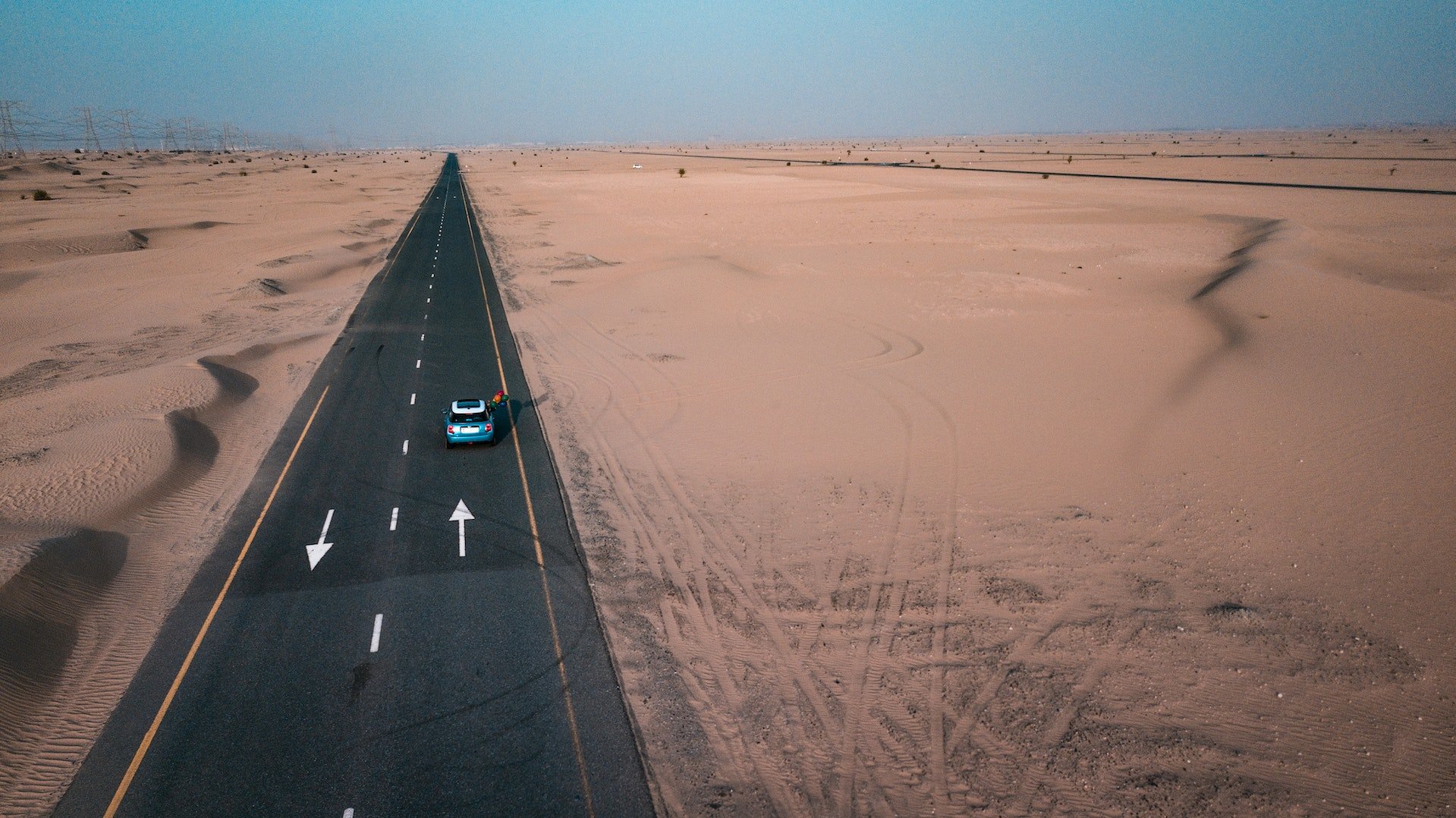 Autoweg te midden van de woestijn