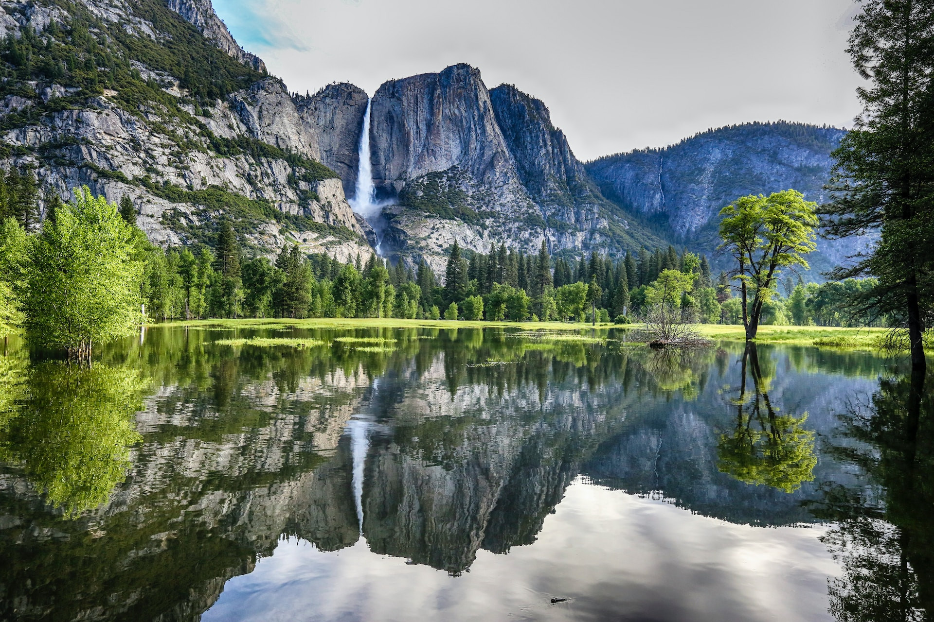 meer met waterval in Yosemite National Park