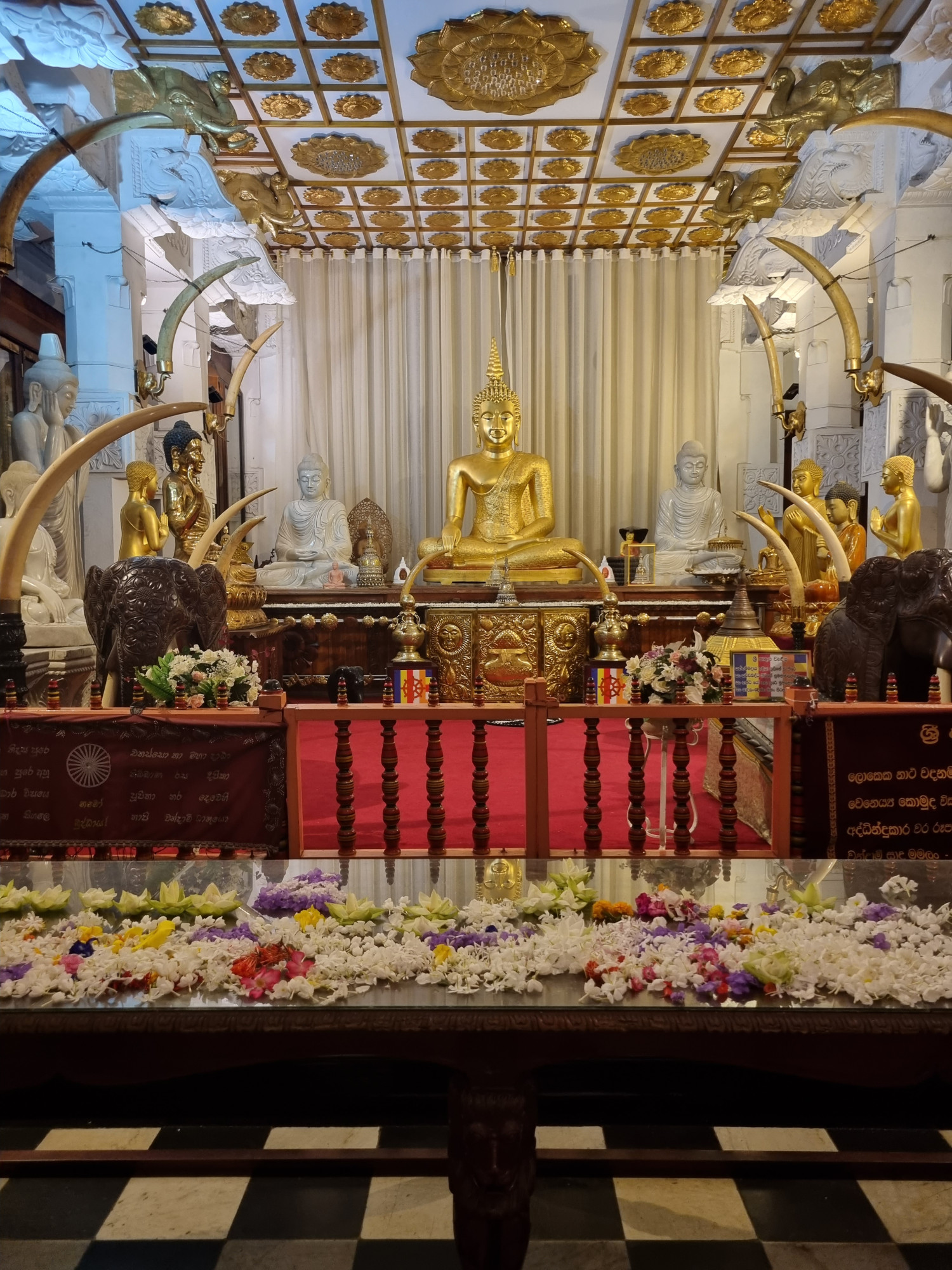 Tempel van binnen tijdens ceremonie