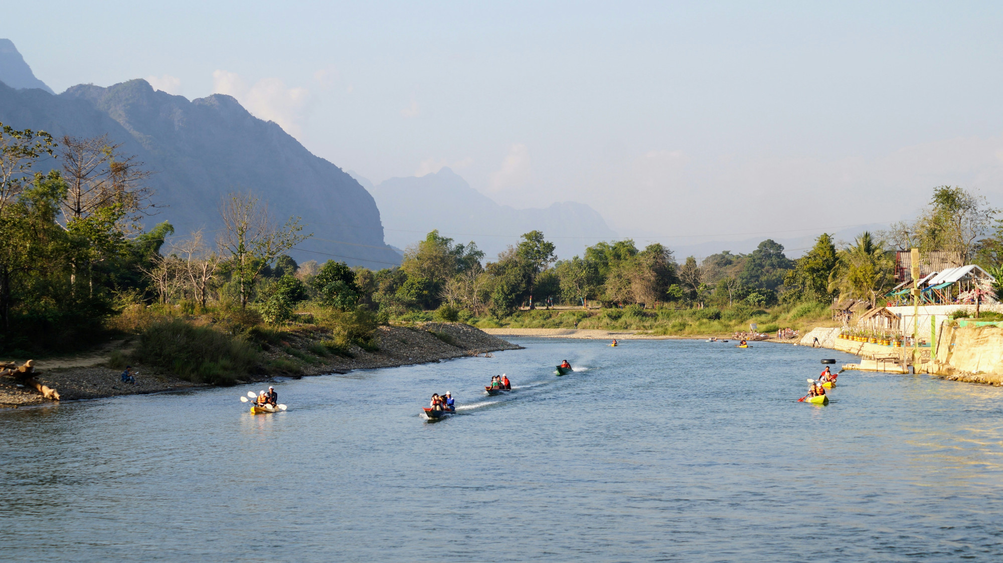 Kajakken op de rivier in Vang Vieng