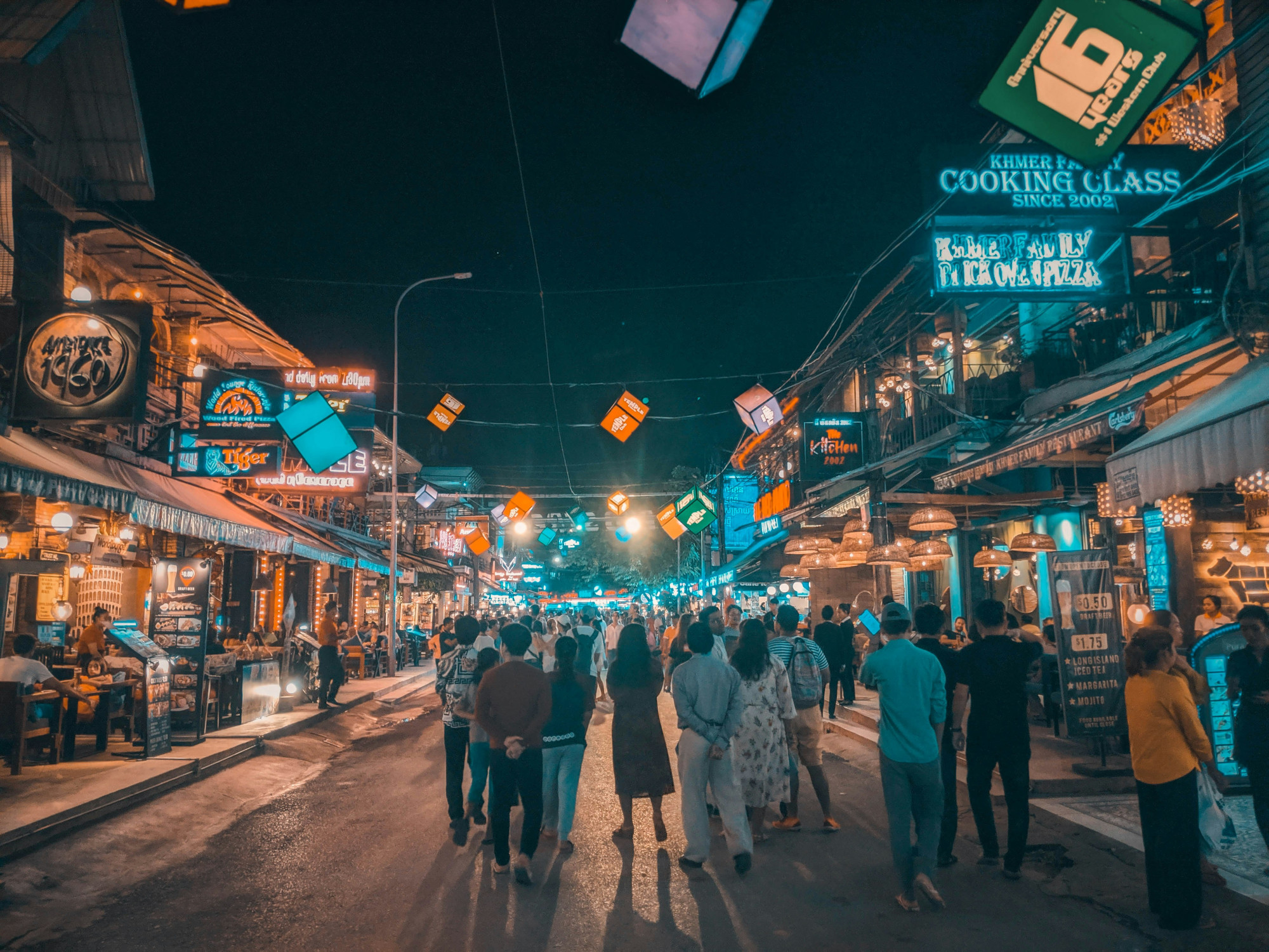 Bruisende straat in Siem Reap in de avond