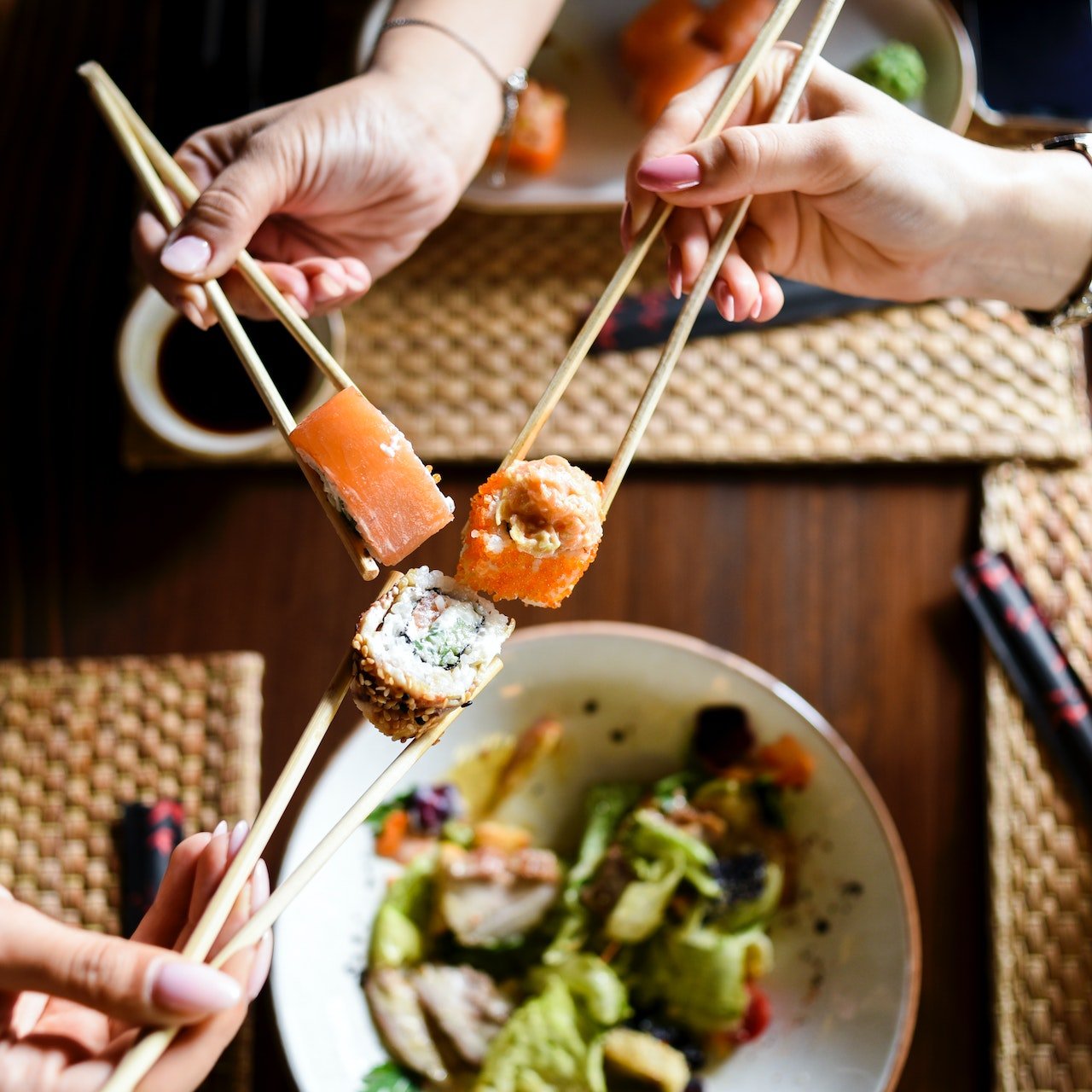 Sushi met stokjes eten in Japan