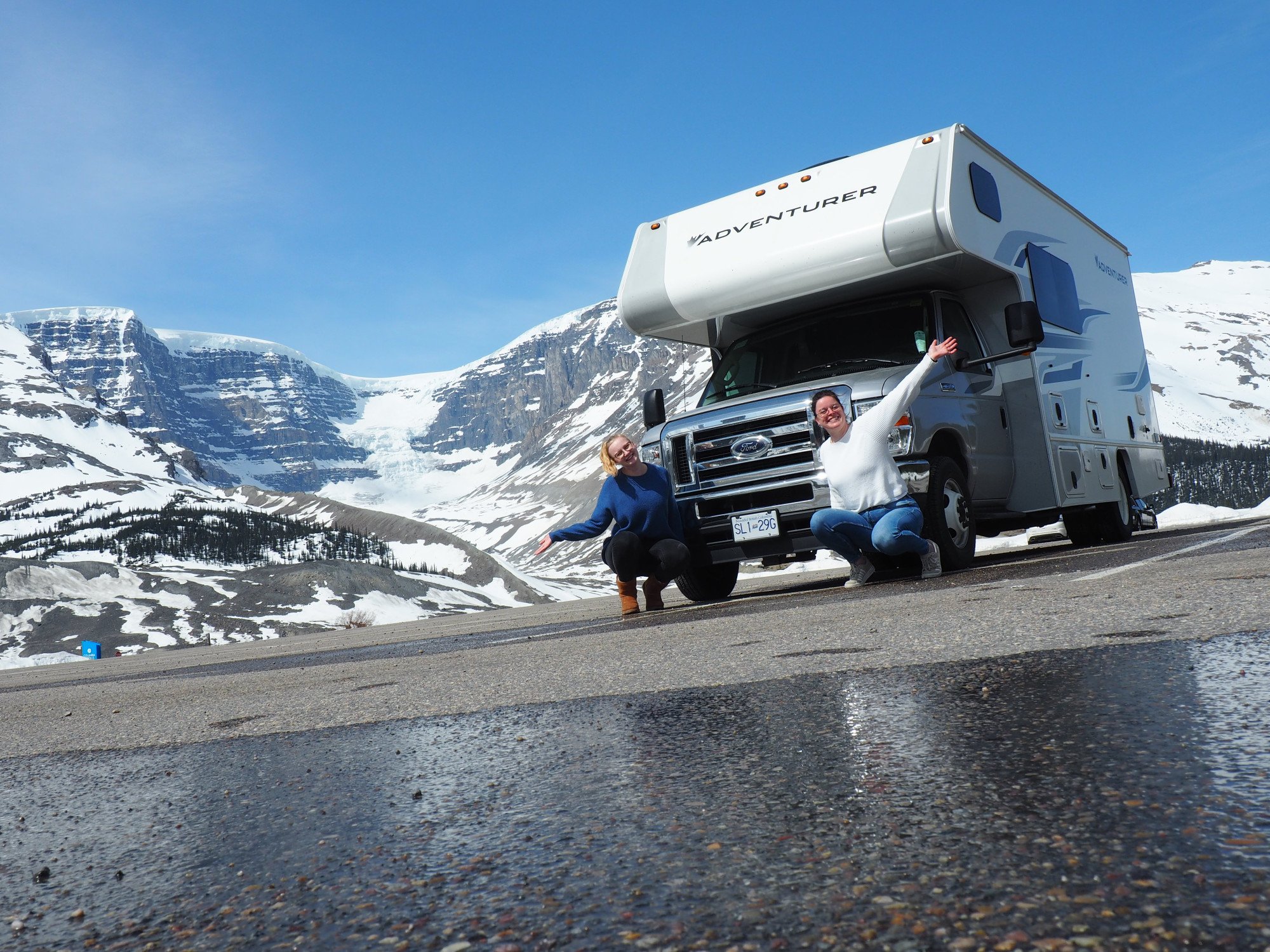 Reisadviseurs van Travelworld met een camper op de Icefields Parkway