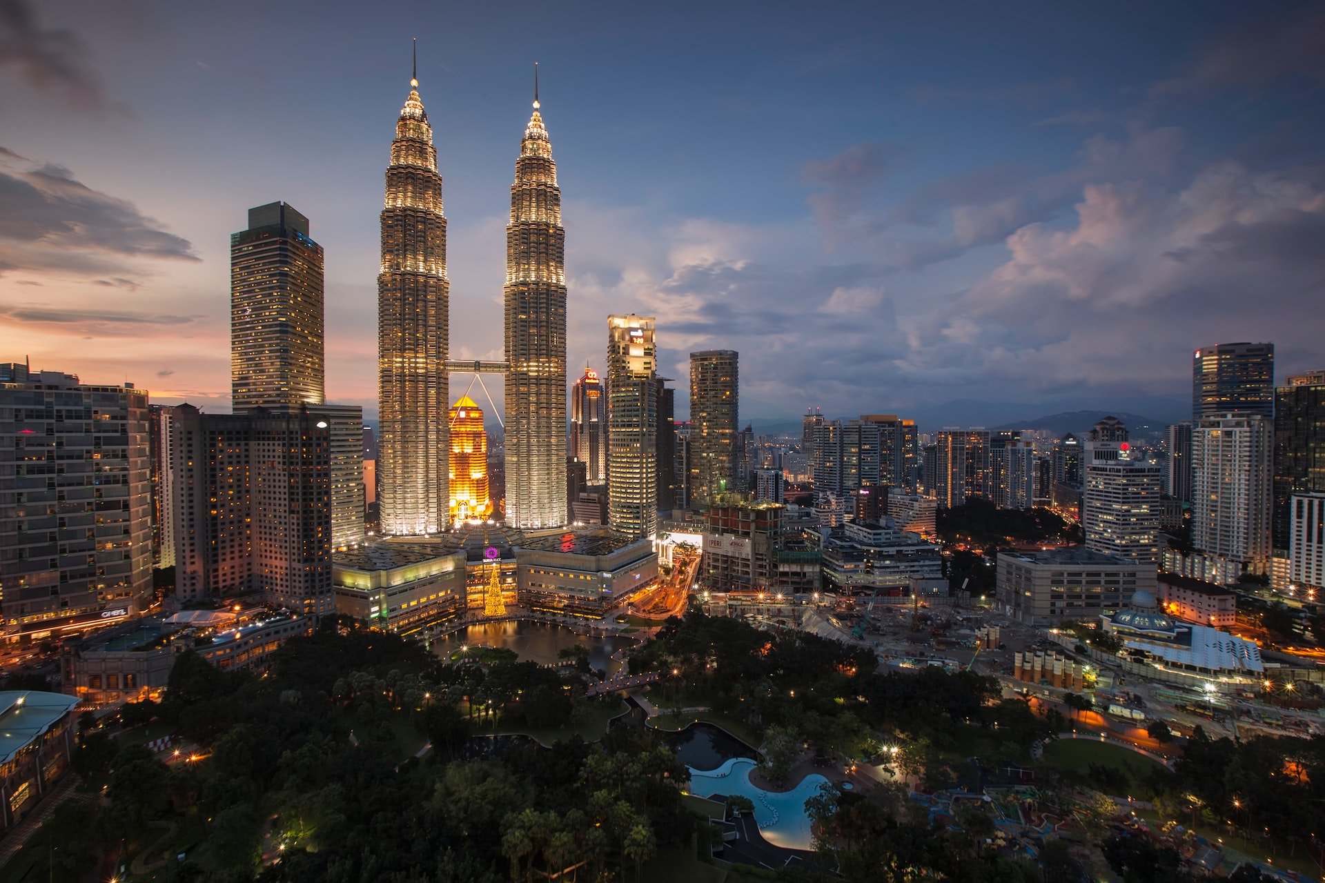 Kuala Lumpur in de nacht vanuit de lucht