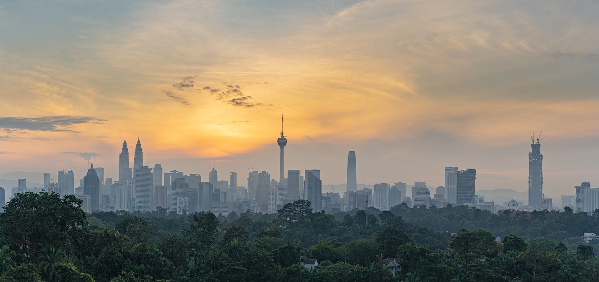 Skyline van Kuala Lumpur tijdens zonsopkomst