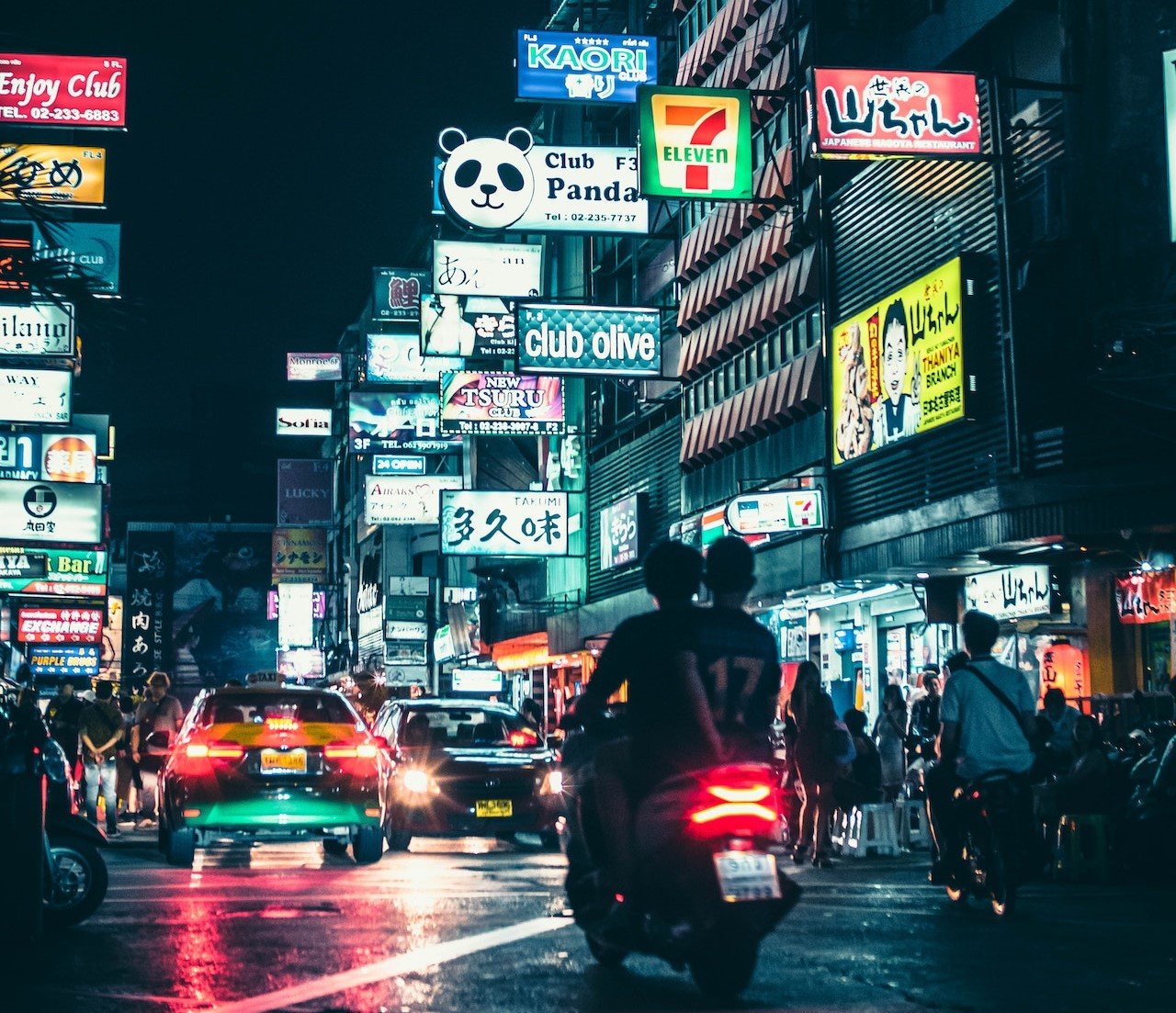 De straten van Bangkok bij nacht