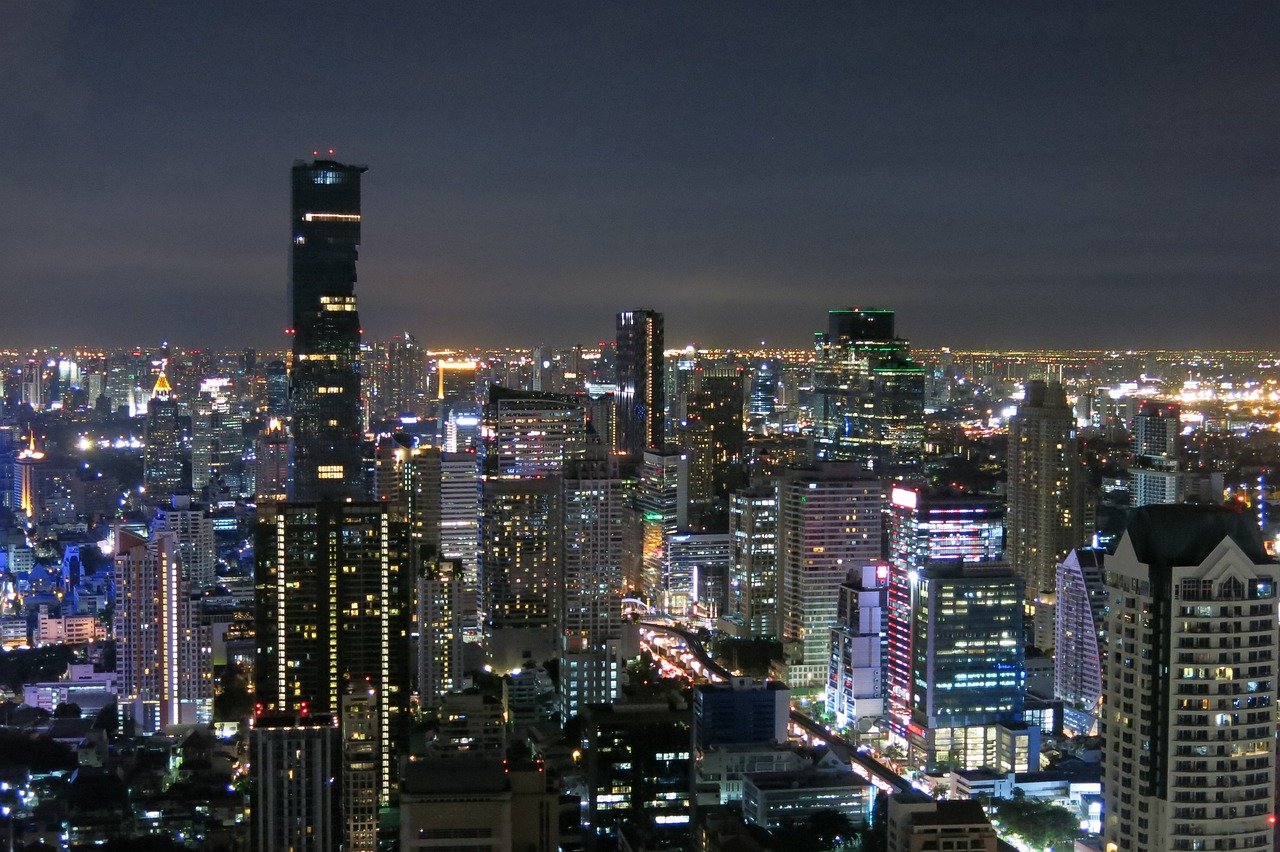 Bangkok bij nacht vanuit de lucht