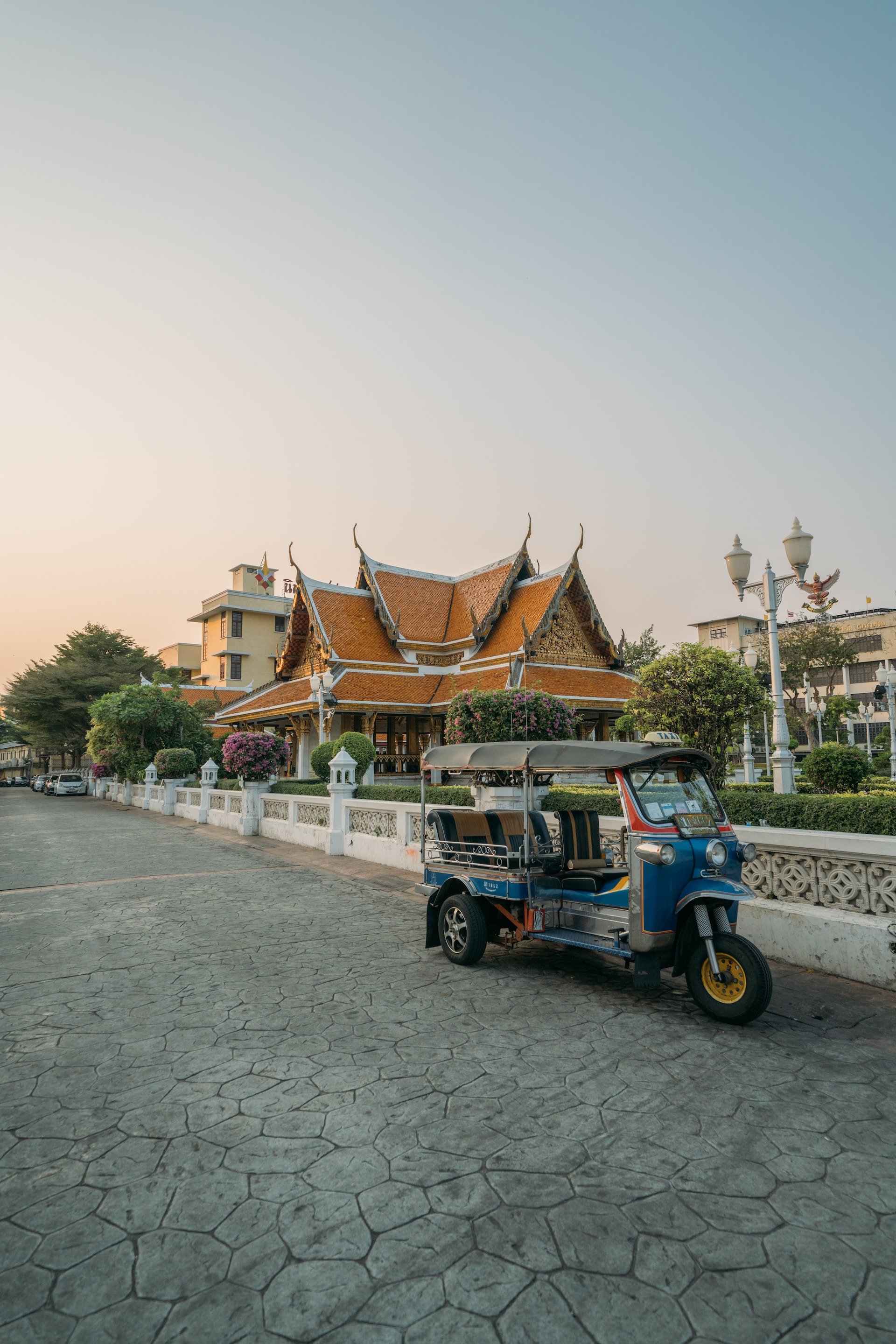 Tuktuk voor een tempel in Bangkok