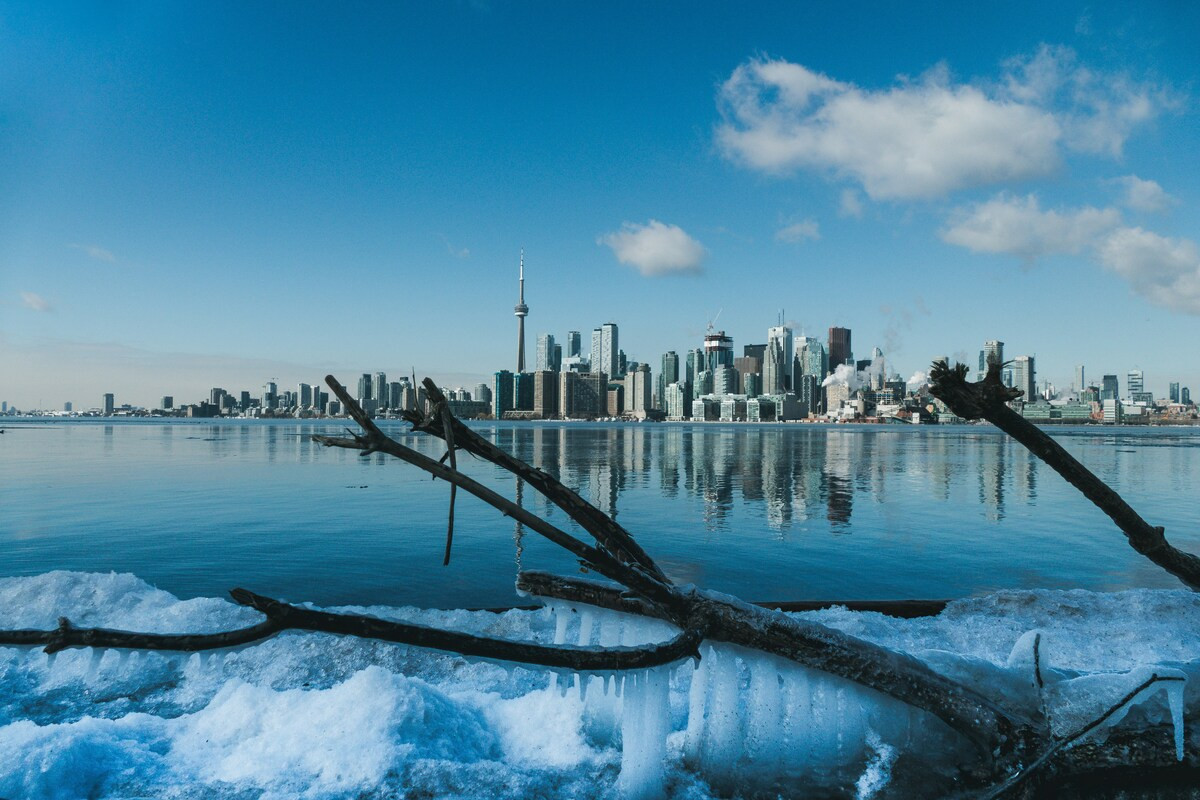 Skyline van Toronto in de winter met sneeuw.