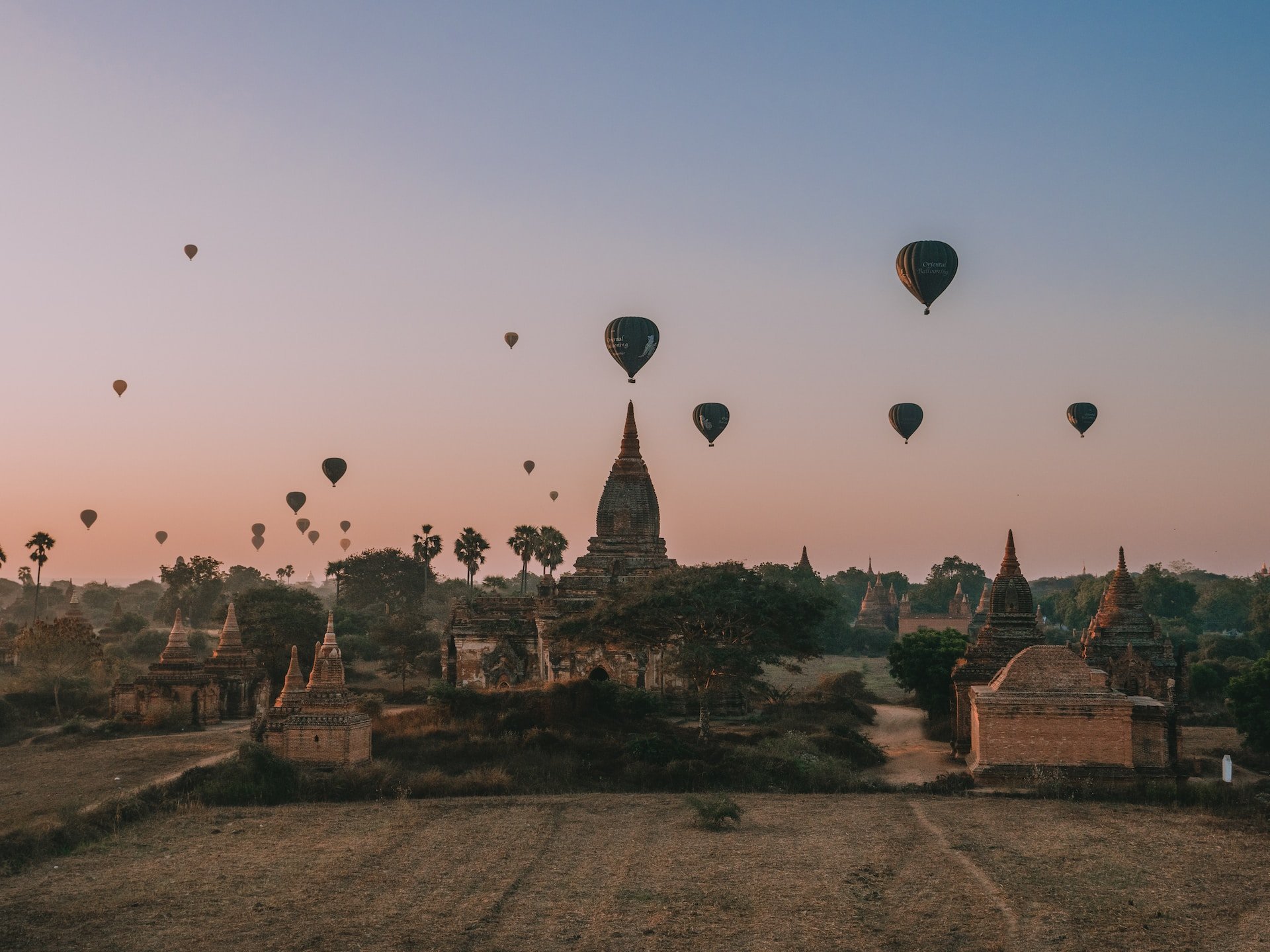 Bagan Myanmar tijdens zonsondergang met luchtballonnen