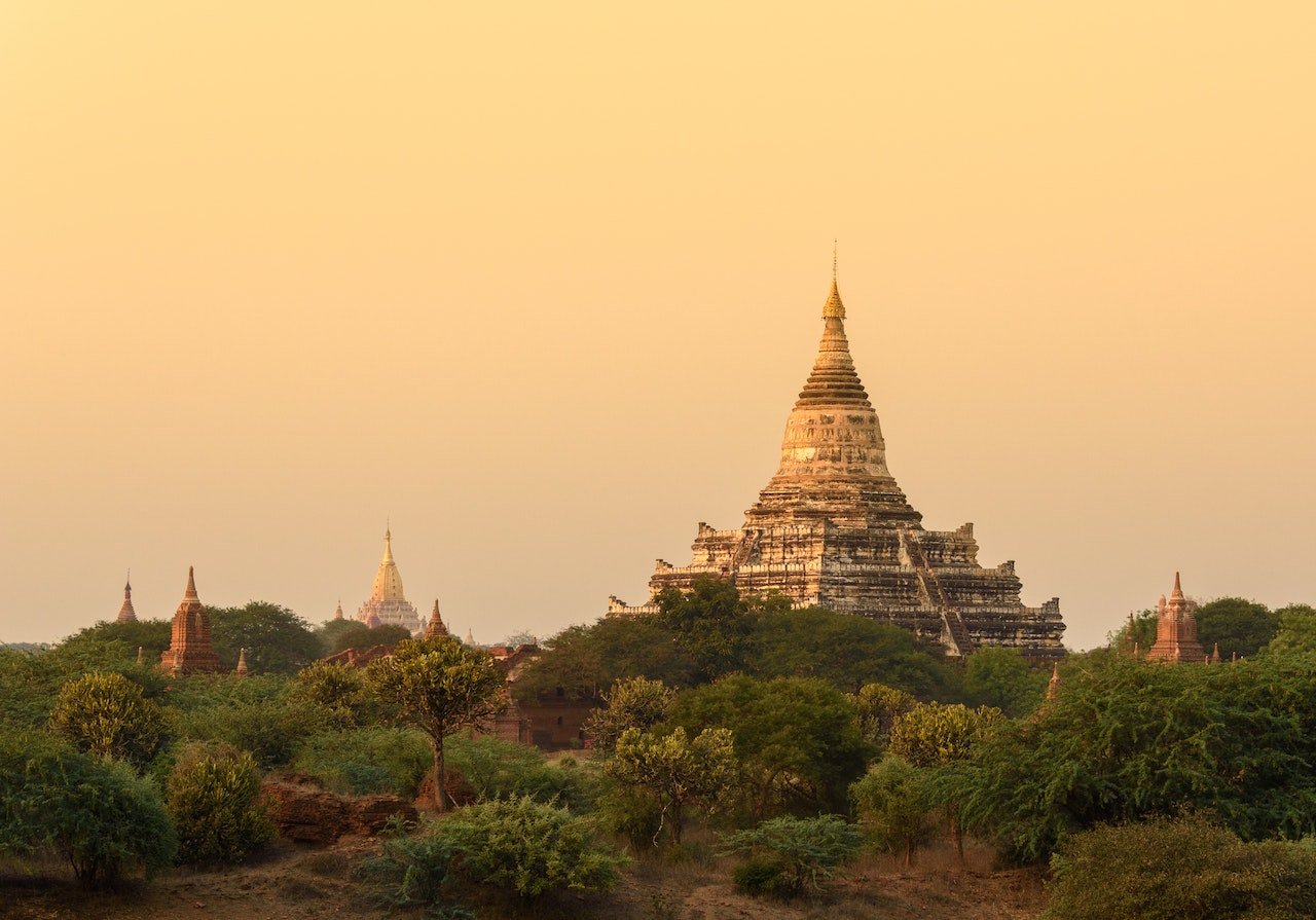 Shwesandaw Pagoda in Myanmar met een gele lucht