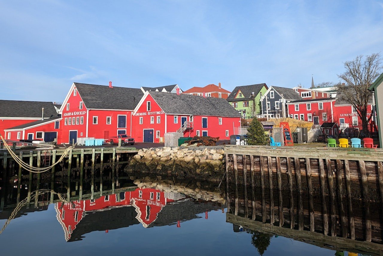 Rode authentieke huisjes aan zee van Lunenburg, Nova Scotia