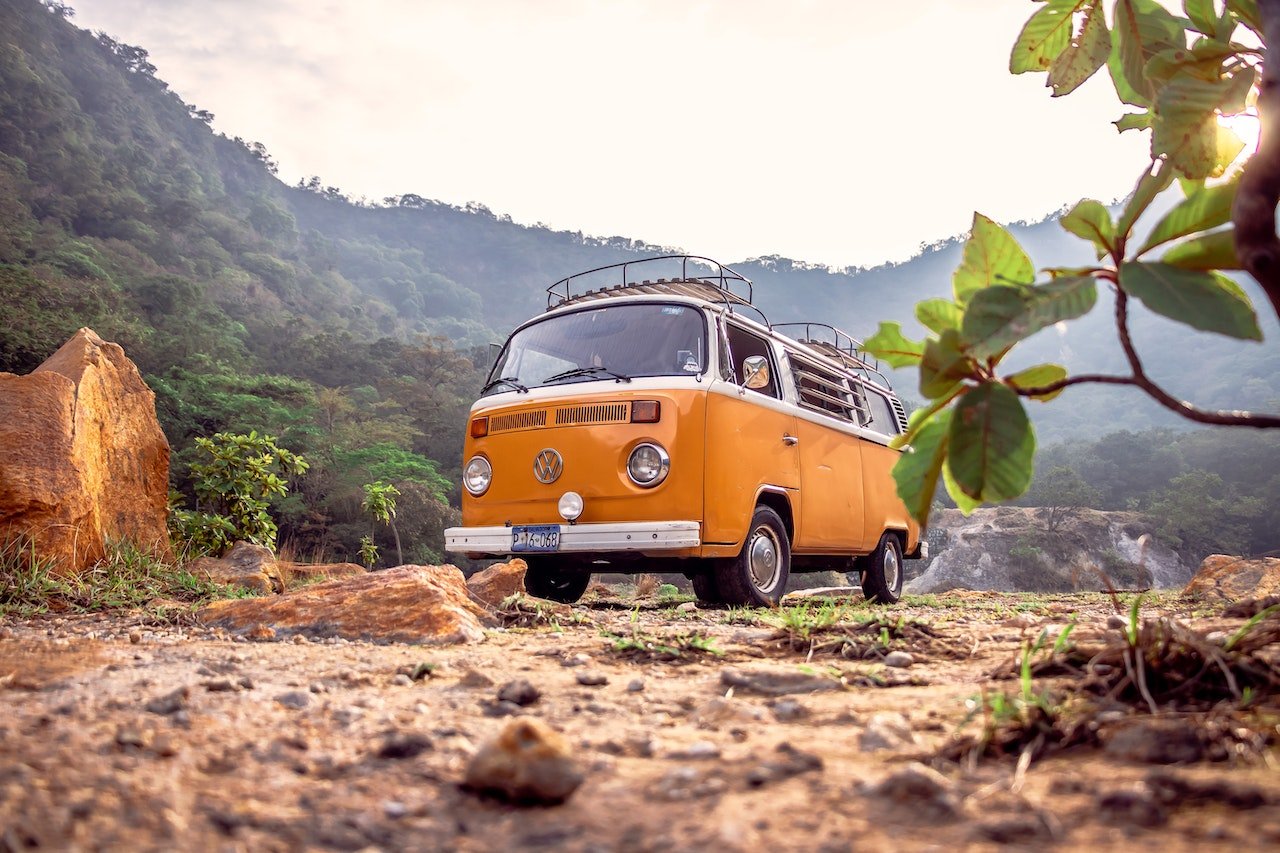 Oranje Volkswagen hippie van