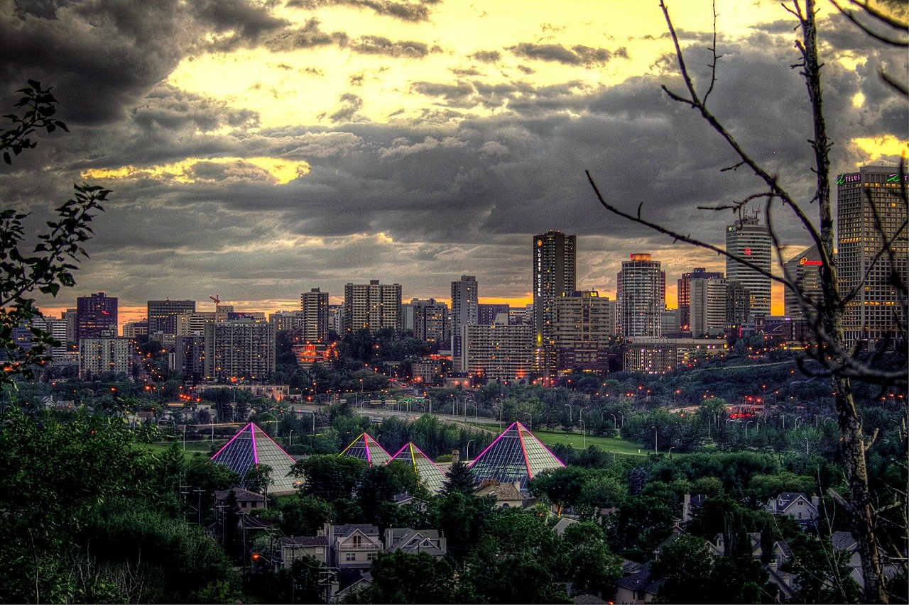 Skyline van Edmonton met Muttart Conservatory op de voorgrond