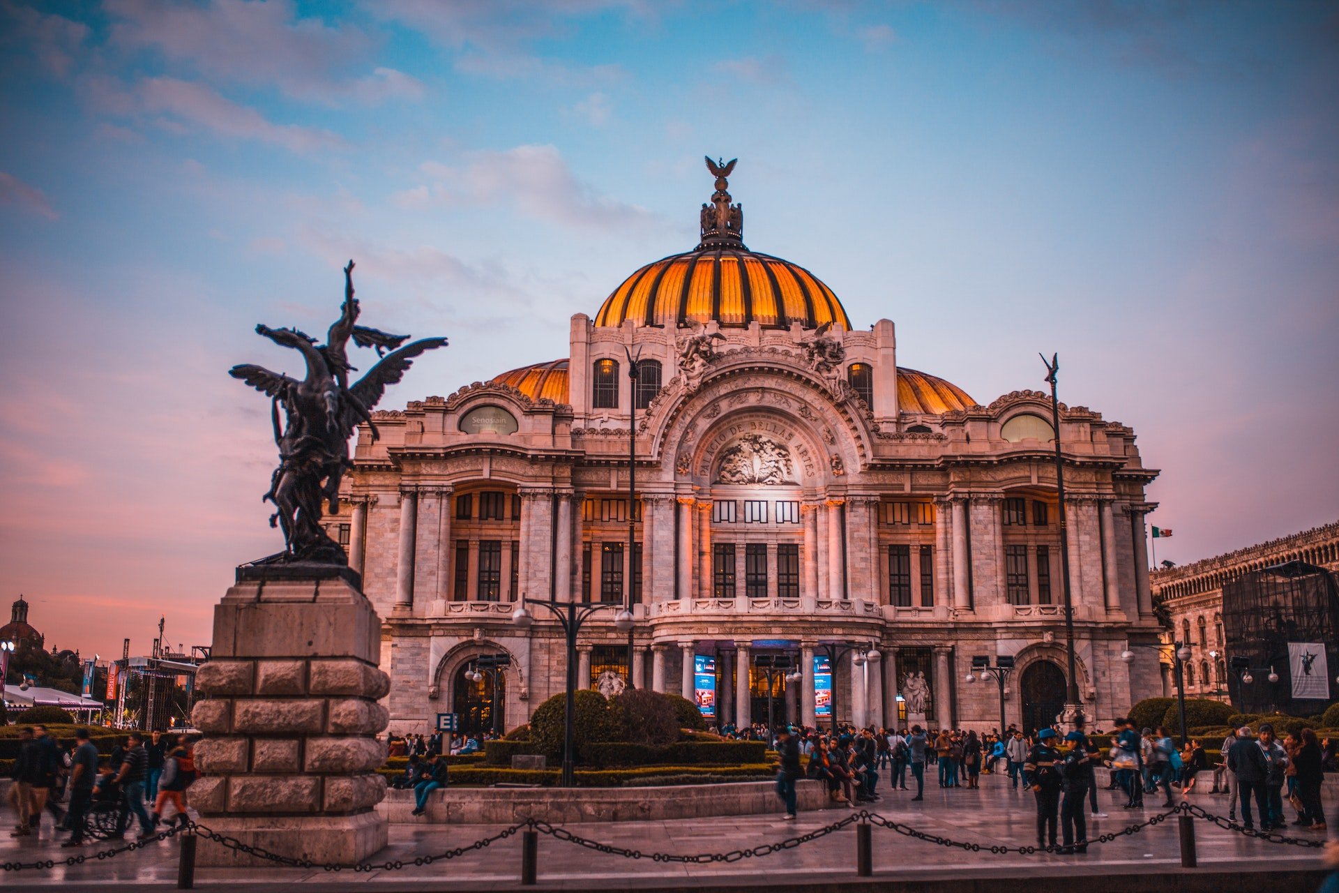 Buitenkant van het paleis voor Schone Kunsten in Mexico-Stad