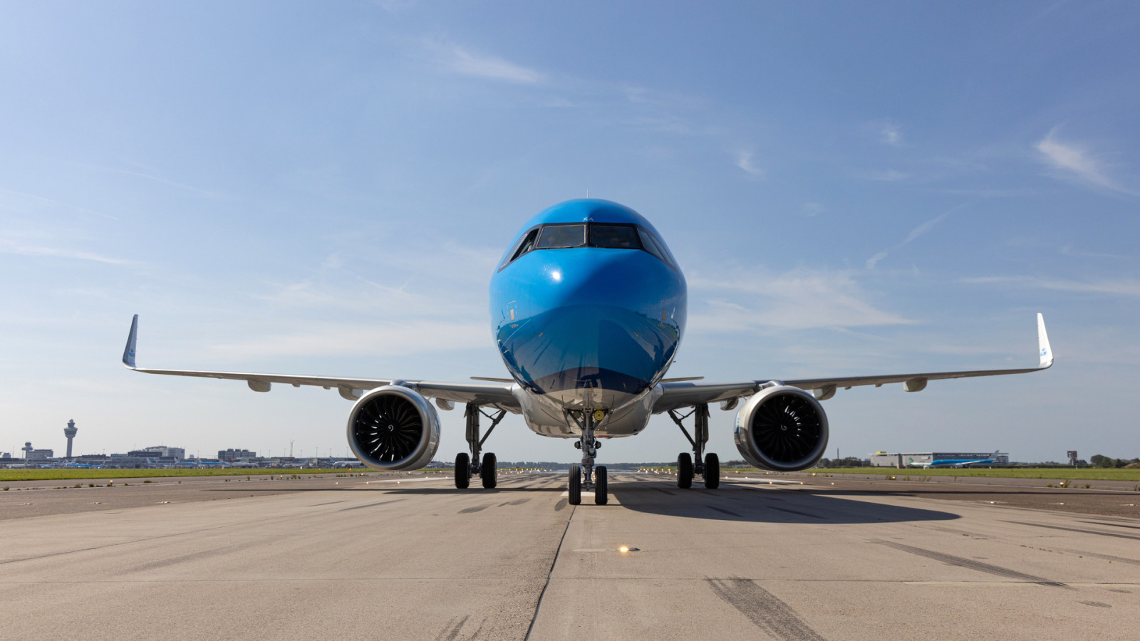 KLM toestel A321neo op de landingsbaan