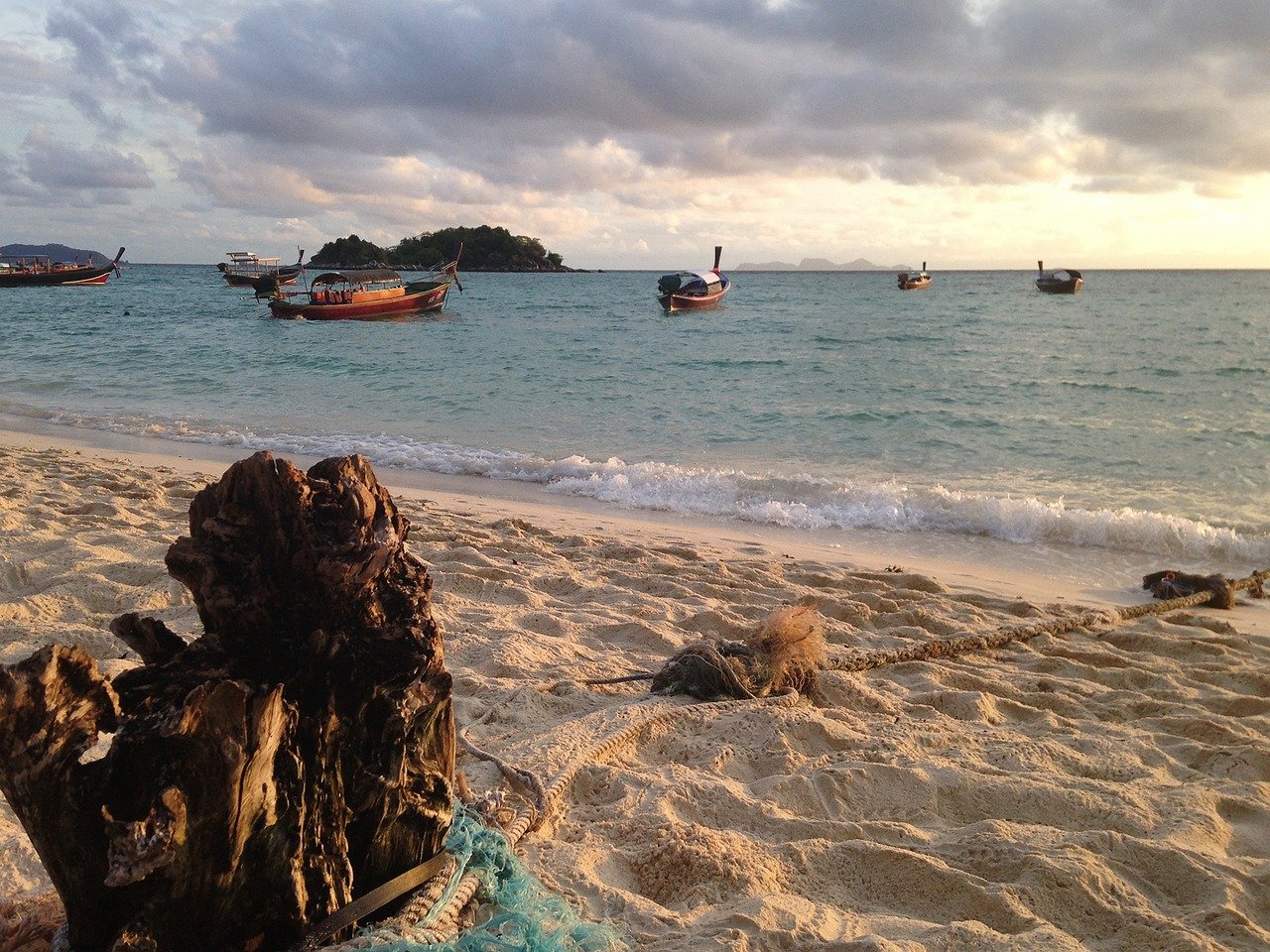 Het strand van Koh Lipe met boten in zee