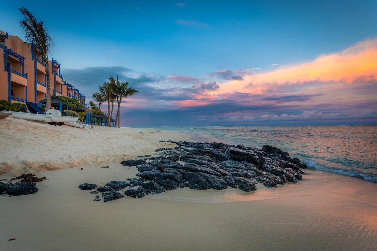 Strand van Mauritius bij zonsondergang