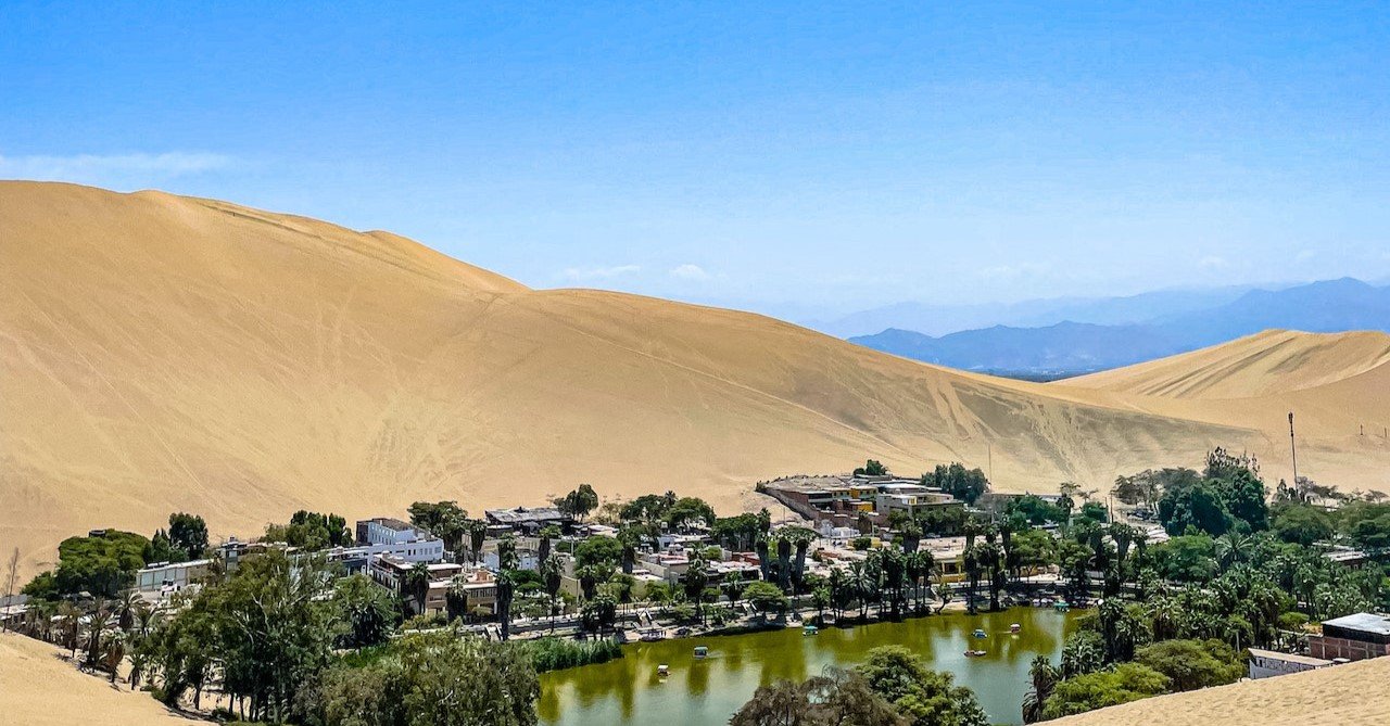 Het dorp Huacachina, te midden van de woestijn, in Peru
