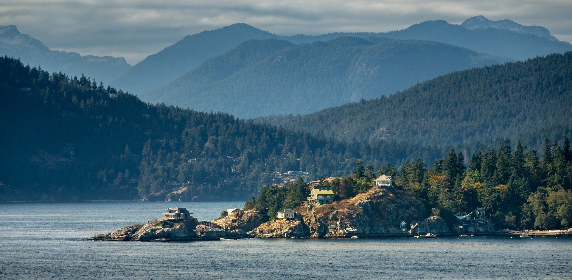 Meer met bergen en huisjes in Vancouver Island