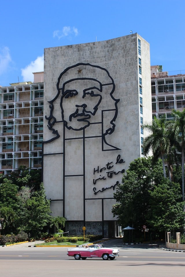 Kunstwerk van Che Guevara op een gebouw in Havana