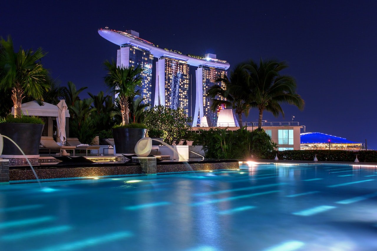 Zwembad met op de achtergrond het Marina Bay Sands hotel