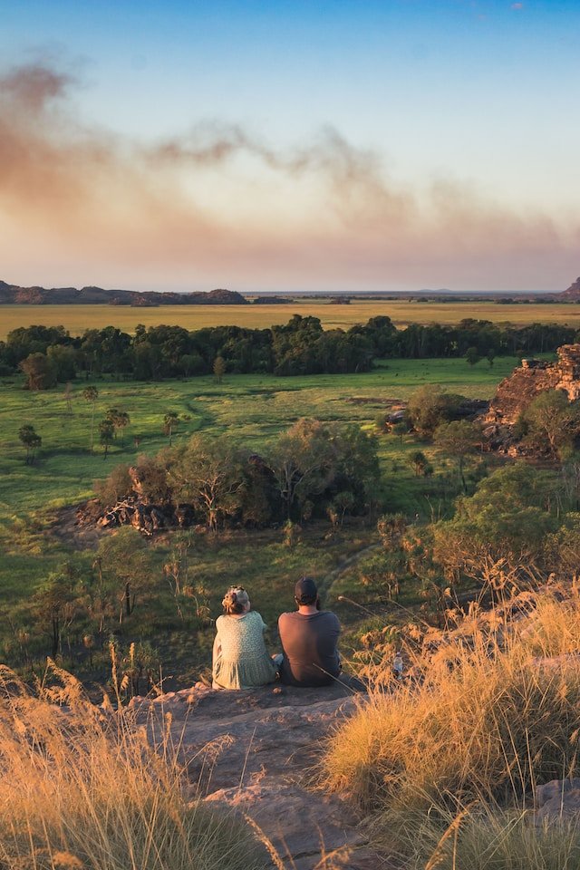 Twee mensen met op de achtergrond Kakadu National Park, Australië