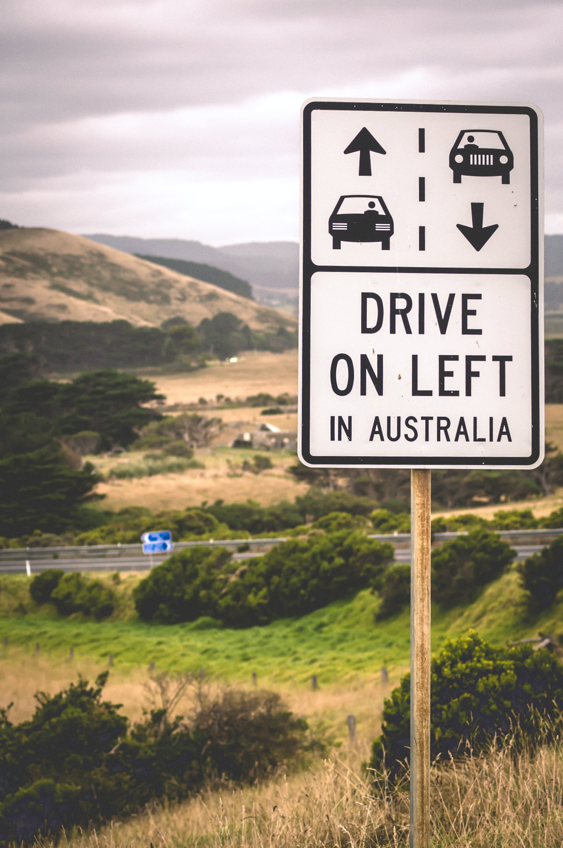 Bord om links op de weg te rijden in Australië
