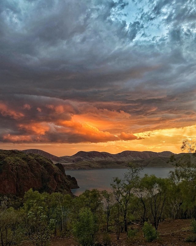 zonsondergang bij Lake Argyle, Australië