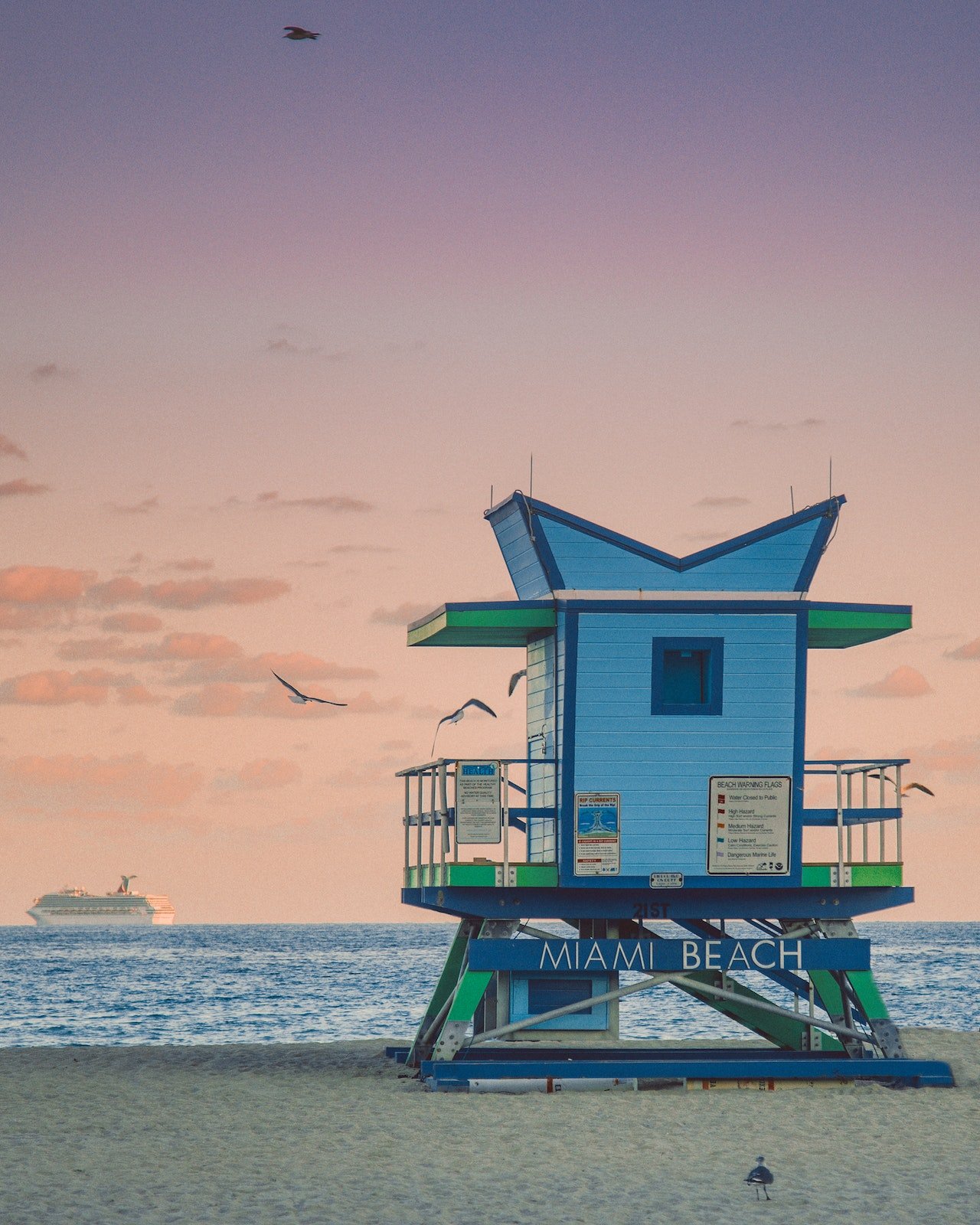 Strandhuisje op Miami Beach tijdens zonsondergang
