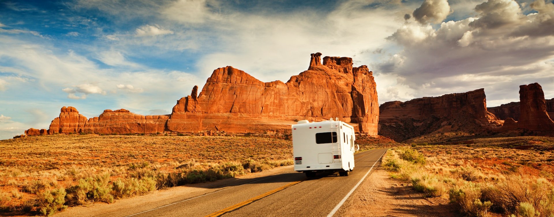 Camper over weg in Arizona, Verenigde Staten