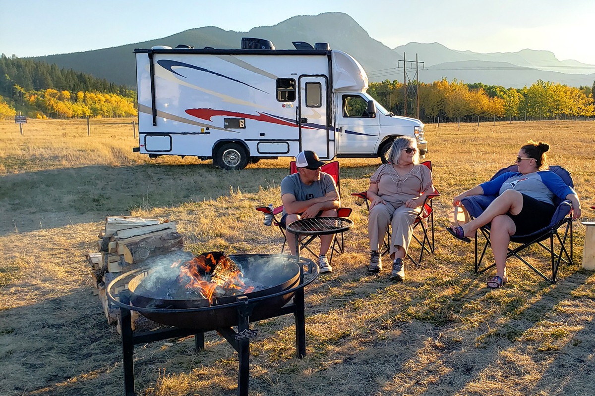 Haardvuur bij de camper in Canada