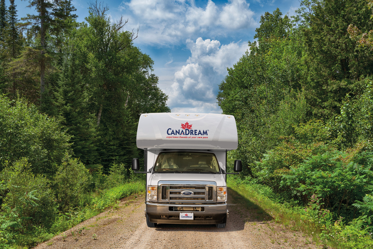 Canadream camper op landweg in Canada