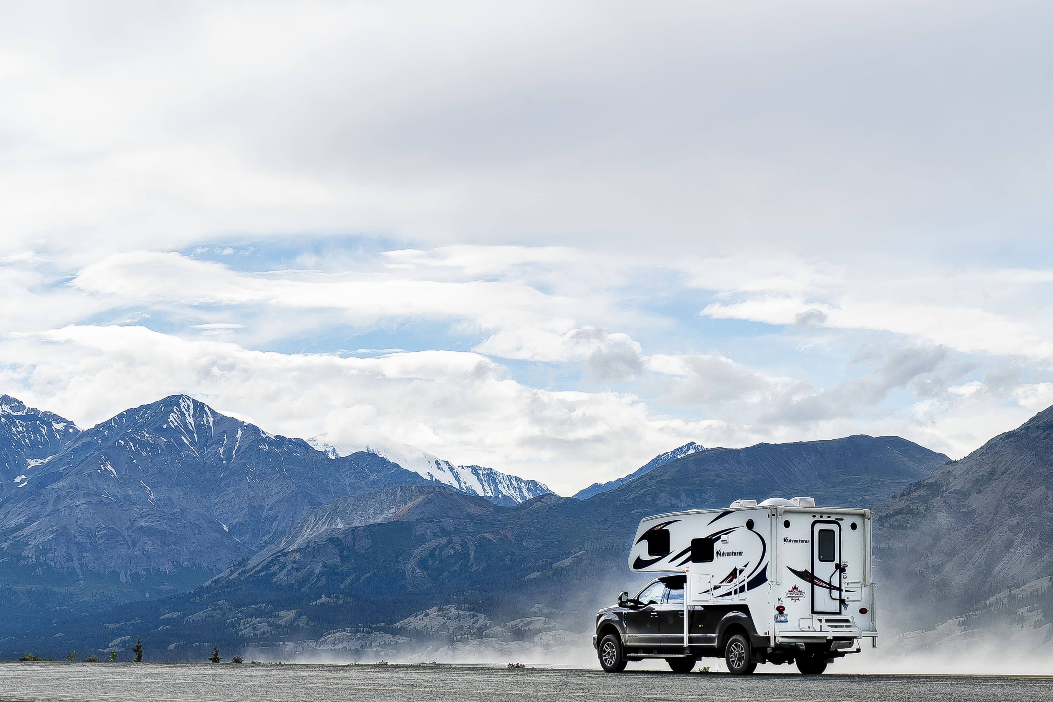 Truck Camper in de bergen van Canada
