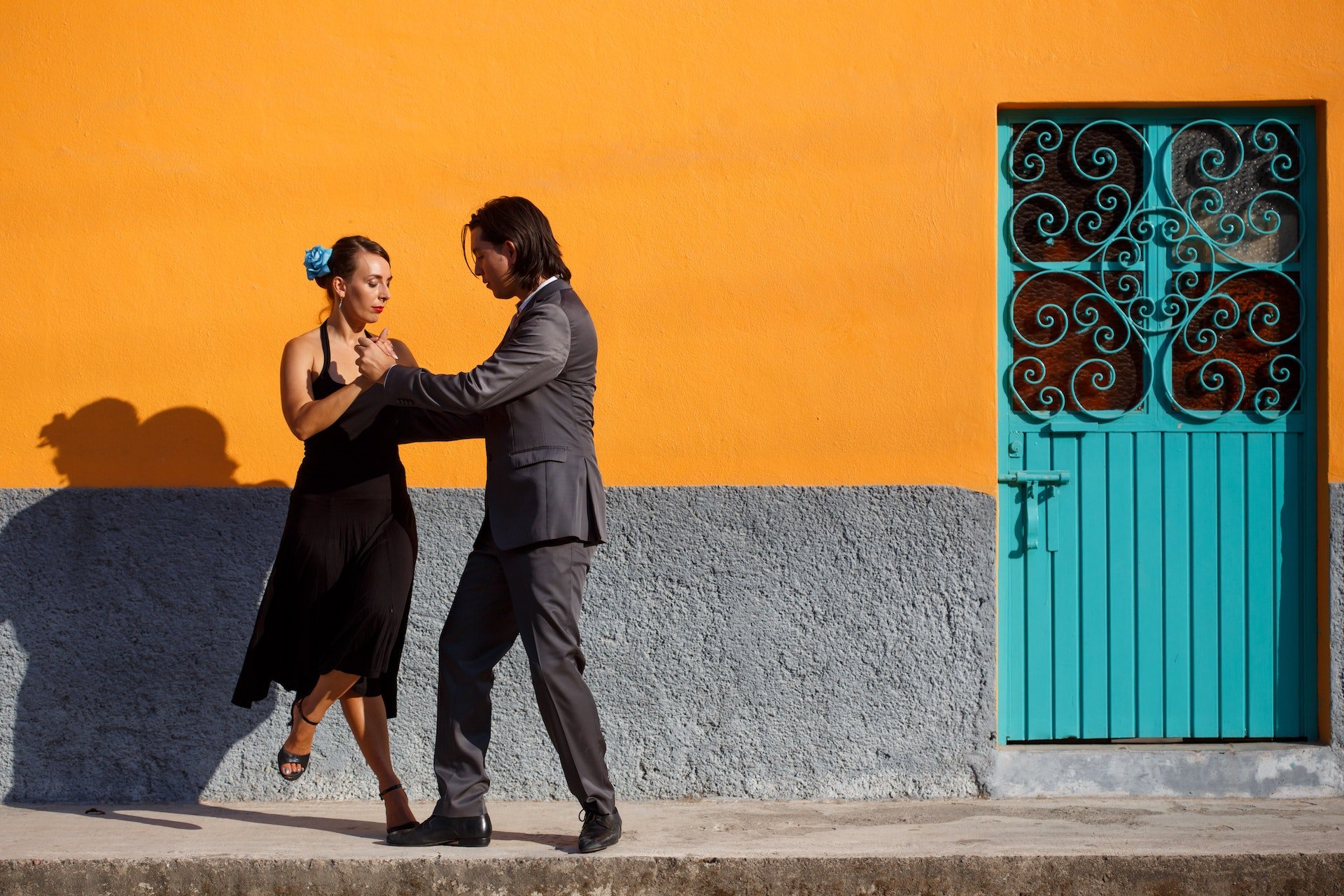 Twee mensen dansen de tango in Argentinië
