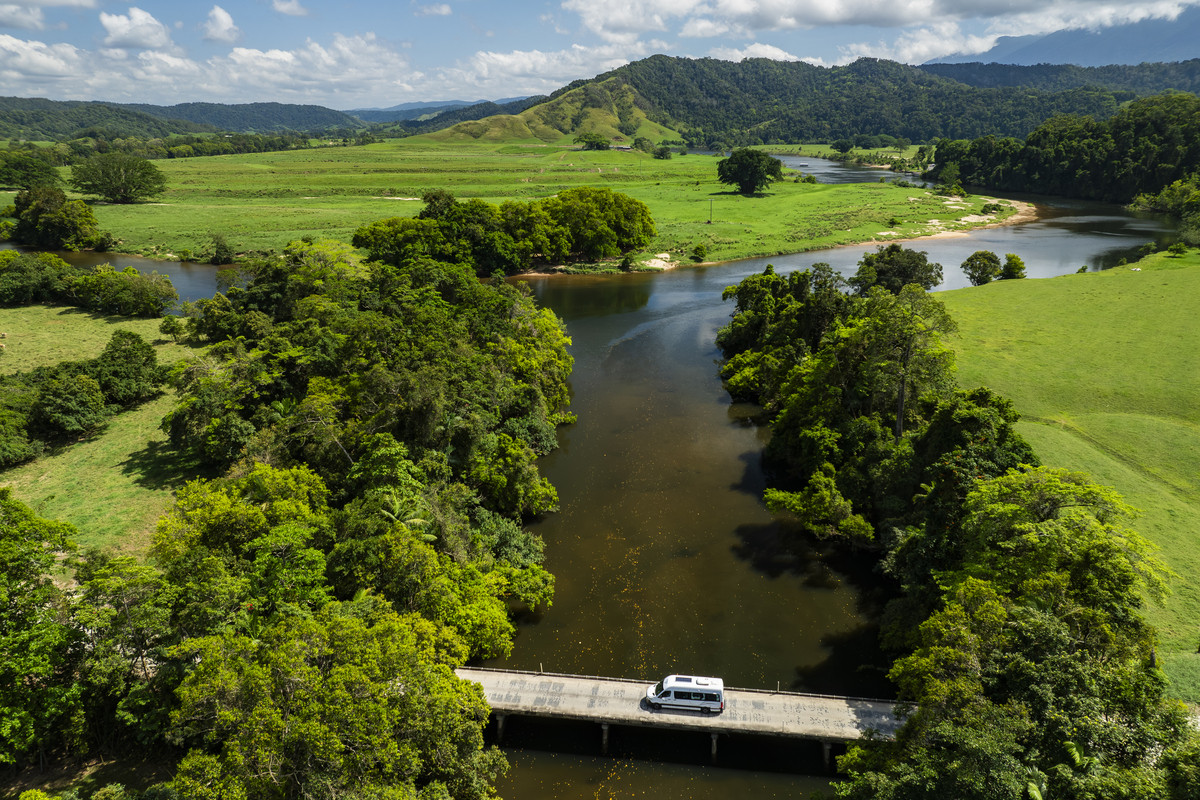 Maui UltimaPlus camper rijdend over brug in Australië