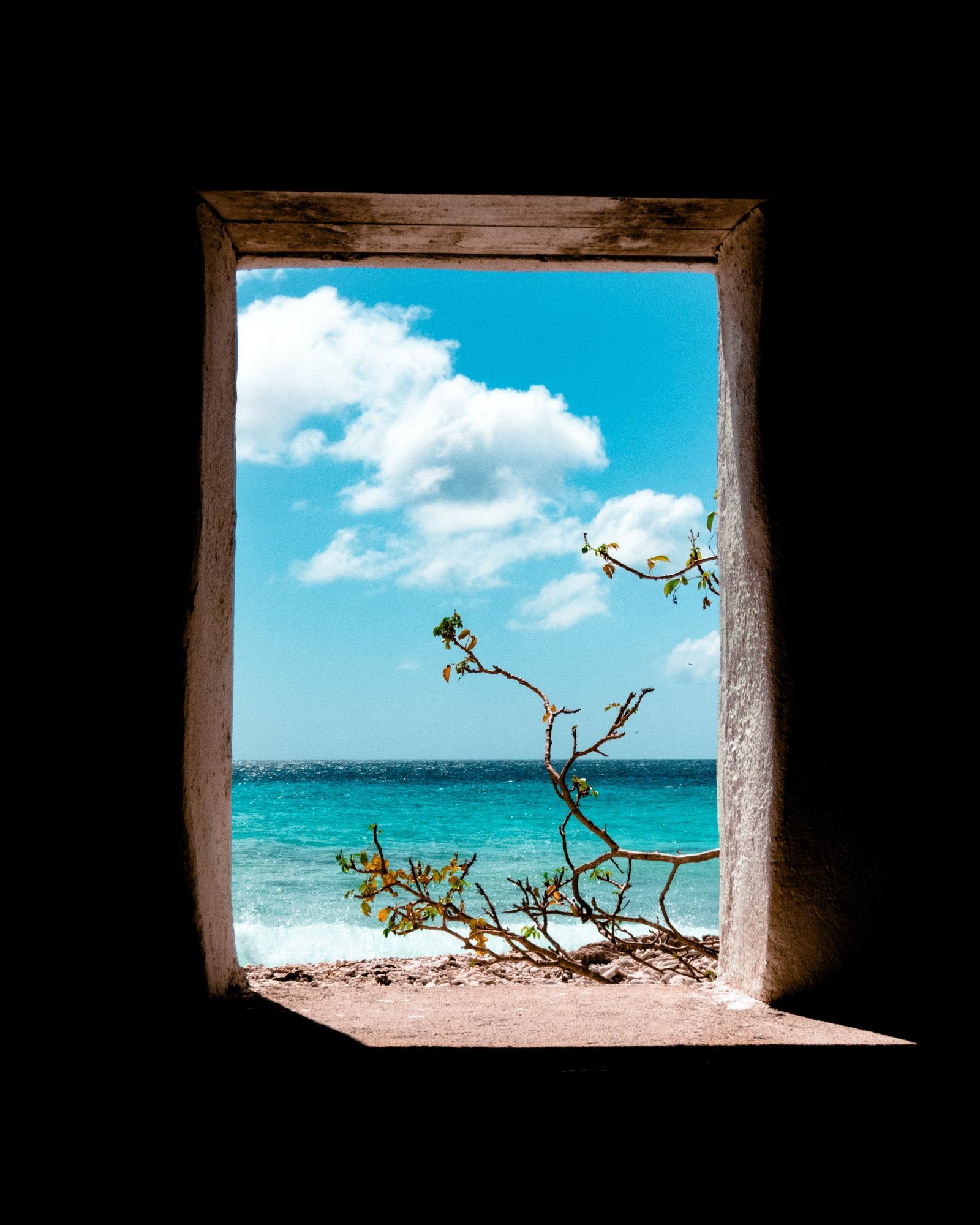 Uitzicht vanuit raam op zee rondom Bonaire
