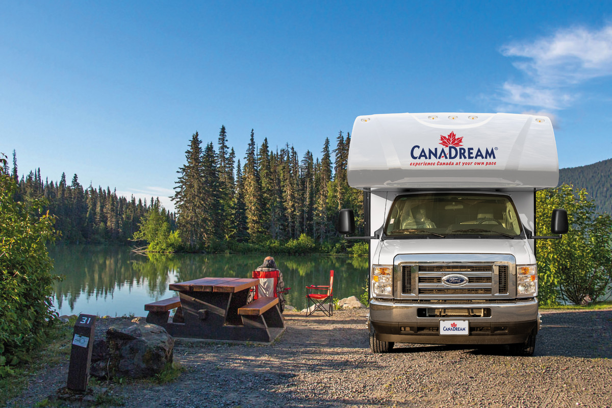 Canadream camper pauze bij een meer