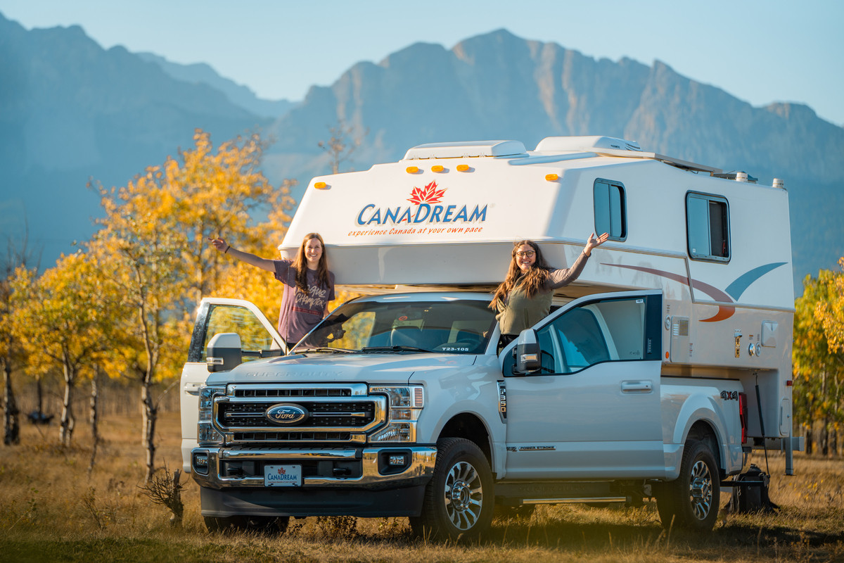 Zwaaiende mensen bij hun Canadream camper