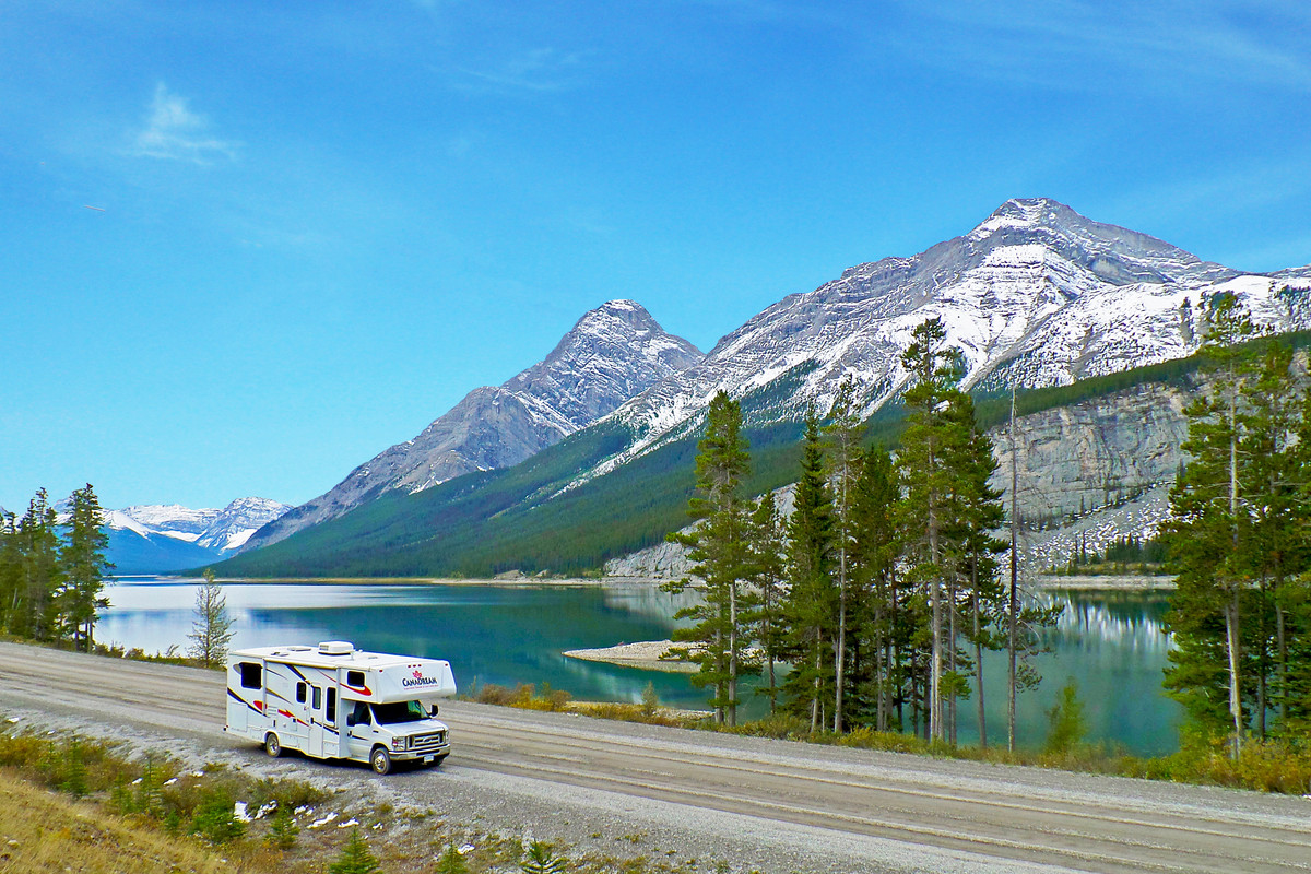 Canadream camper rijdend op in typisch West-Canadees landschap