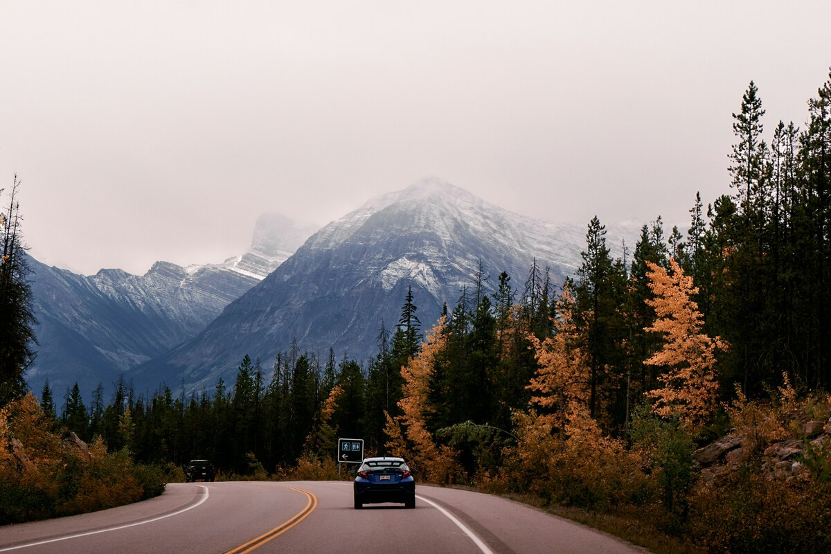 Auto rijdend over de Icefields Parkway in West-Canada