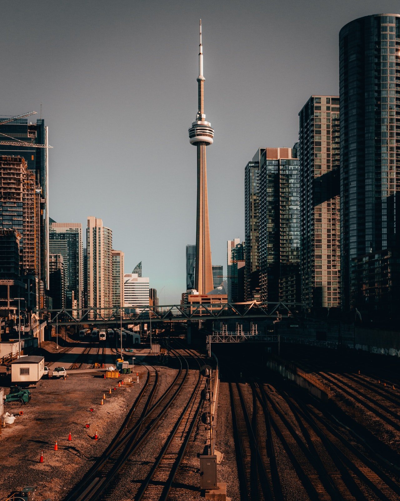 Spoorlijn en wolkenkrabbers van Toronto