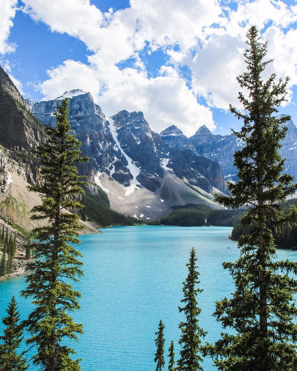 Uitzicht op Moraine Lake in West-Canada