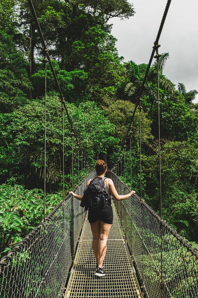 Wandelaar op een touwbrug in La Fortuna, Costa Rica