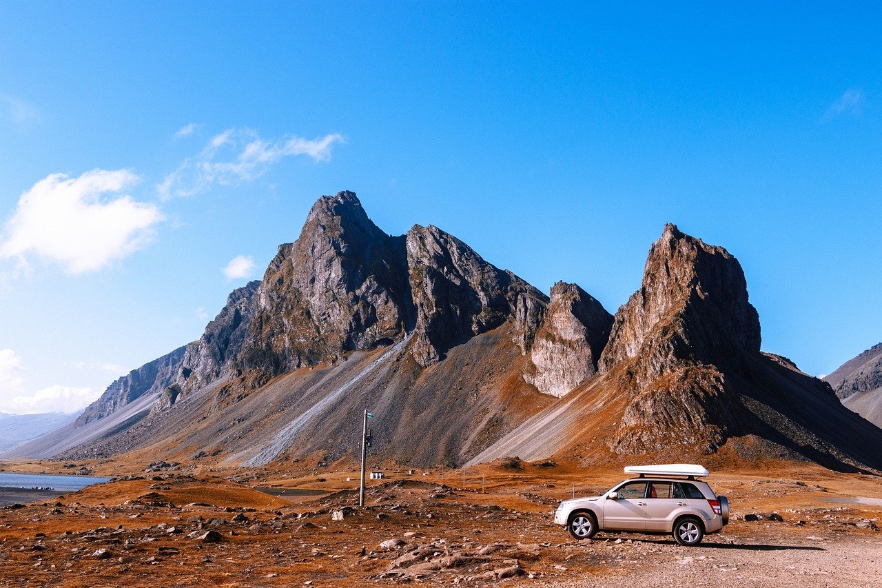 IJsland auto met bergen op de achtergrond