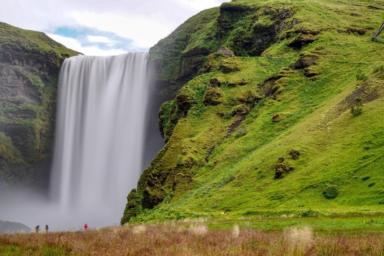 IJsland waterval met rotsen