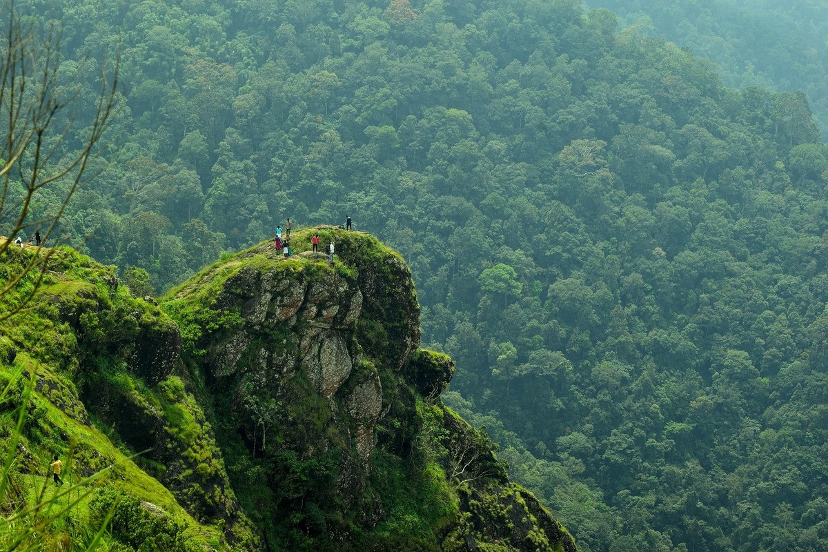 Reizigers beklimmen een berg bij Idukki