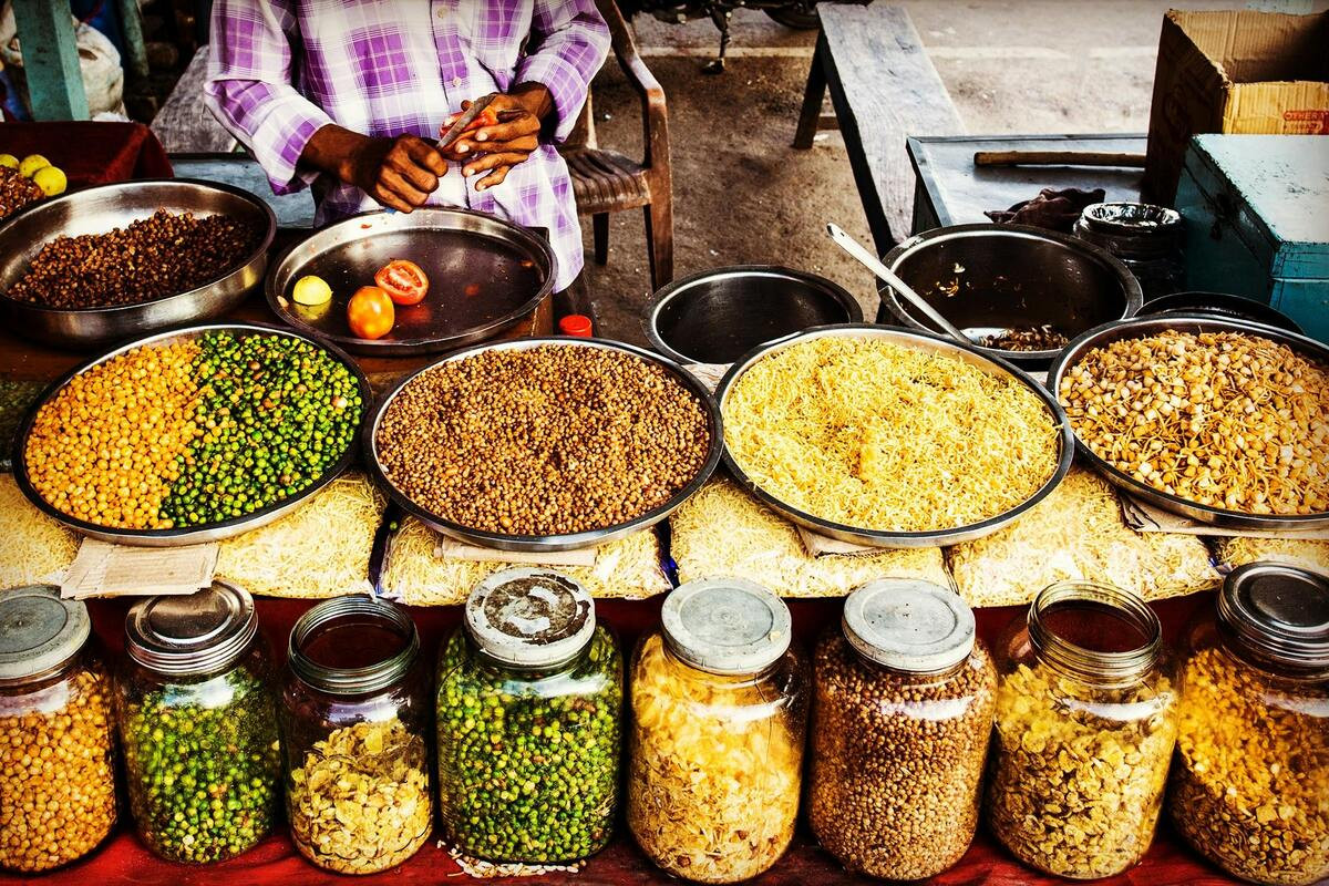 Lokale Indiase gerechten op de markt