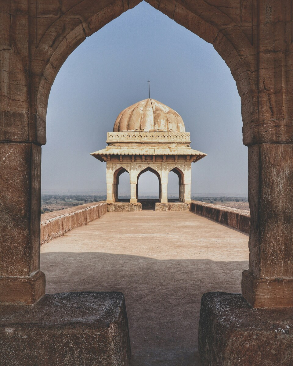 Poort en koepel op een gebouw in India