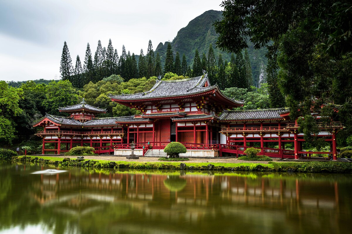 Rode tempel aan het water in Japan